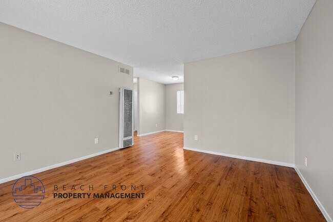 Building Photo - 1880 Locust Ave