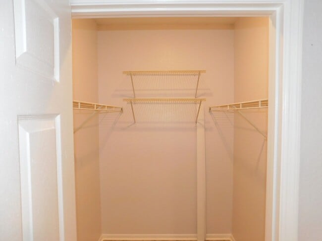 Building Photo - Renovated Ground Floor 2 Bed 2 Bath Condo....