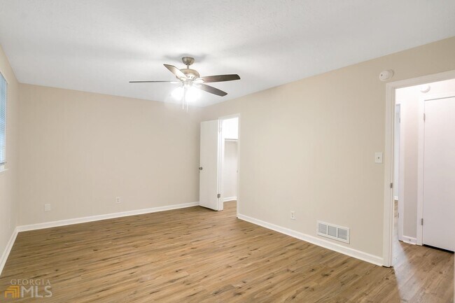 Building Photo - 58 Fair Oaks Dr SE