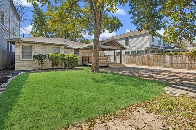 Building Photo - 1719 W 23rd St