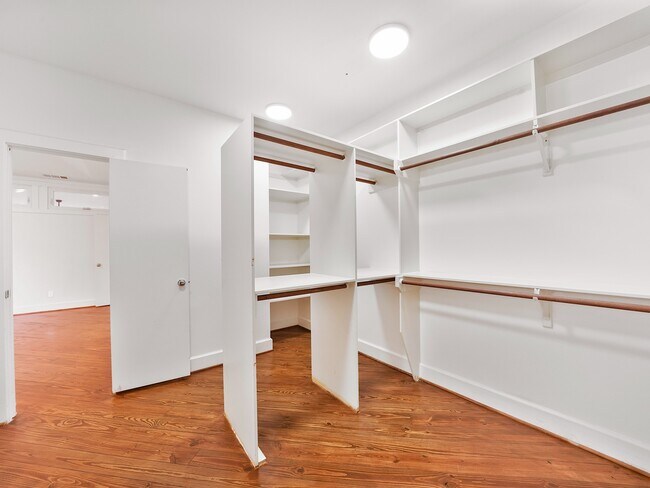 Building Photo - 907 Hartman St