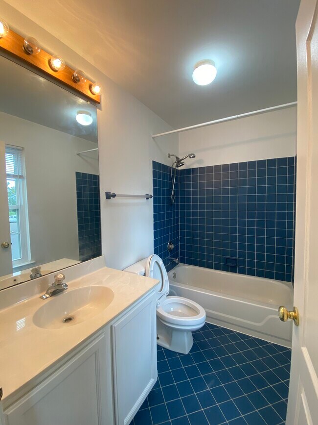 Building Photo - 6902 Colonial Ct