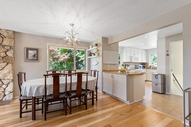 Building Photo - 4bd/2.75ba Seattle House