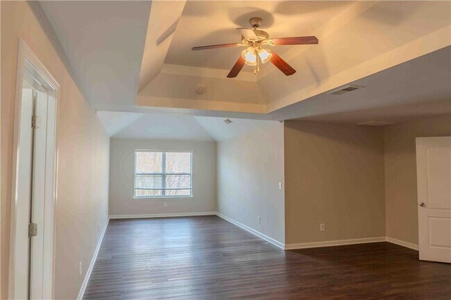 Building Photo - 11037 Southwood Dr