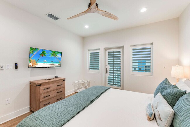 Building Photo - 119 6th St