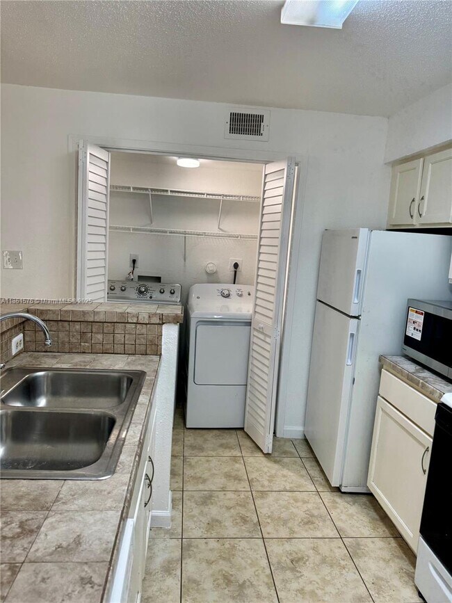 Building Photo - 977 Riverside Dr