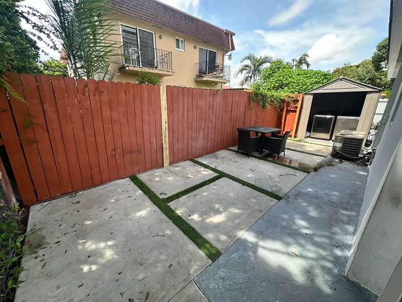 Building Photo - 2550 SW 9th St