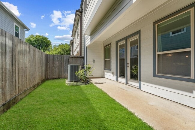 Building Photo - Exquisite 2-Story Home in a Prime Location...