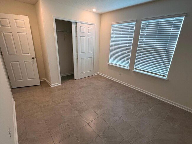 Building Photo - 65 Signet Cir
