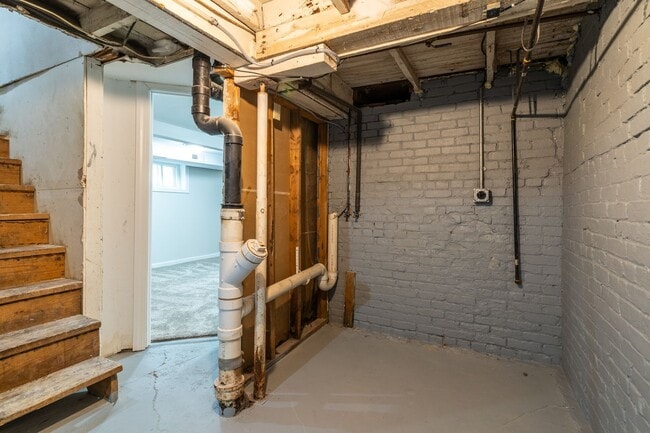 Building Photo - Recently Updated Single Family Home Available