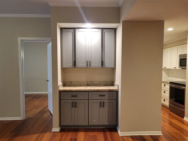 Building Photo - 5711 Sugar Hill Dr