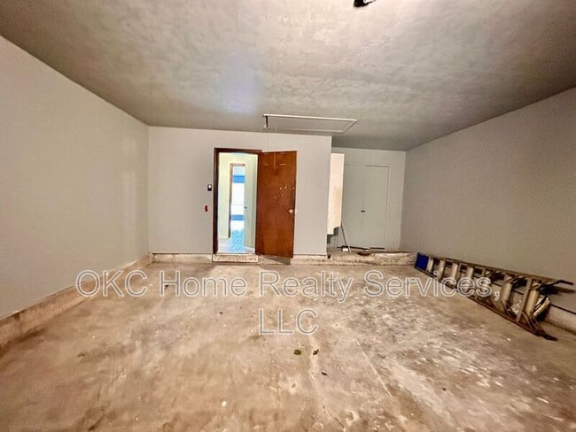 Building Photo - 8712 Rayburn Ave