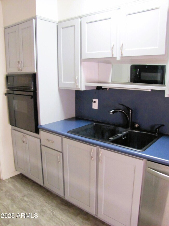 Building Photo - 1516 Hummingbird Ln