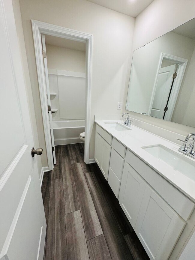 Building Photo - Move In Ready 5BR/2.5BA Home located near UNCC!
