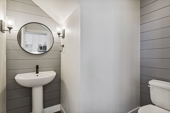 Building Photo - Like New Townhome Available Now-Denver
