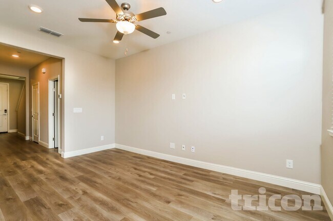 Building Photo - 2037 Comstock Ln