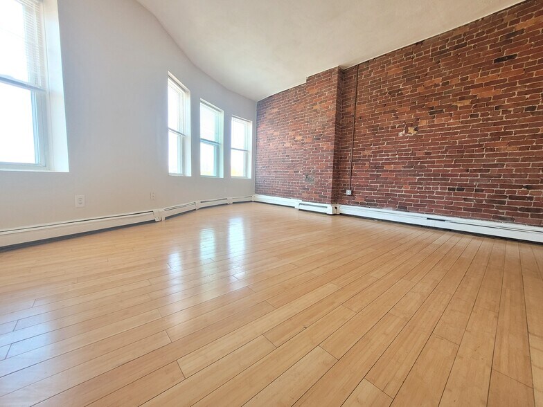 Building Photo - 338 Warren St