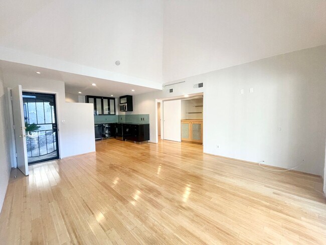 Building Photo - AVAILABLE NOW!! BEAUTIFUL  2 Bed / 2 Bath - Across from The River Shopping Center in RANCHO MIRAGE!