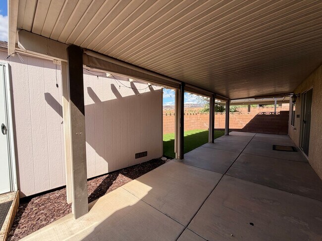 Building Photo - 923 Rolling Hills Rd