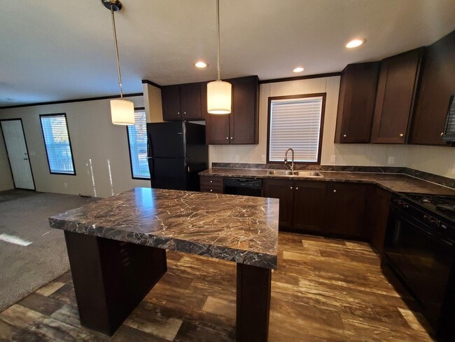 Building Photo - 6 Meadowlark Dr