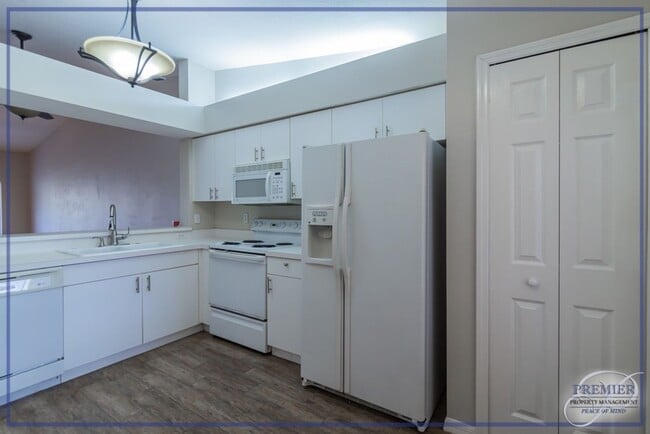 Building Photo - ***2+DEN/2 BATH***CENTRAL NAPLES***CYPRESS...