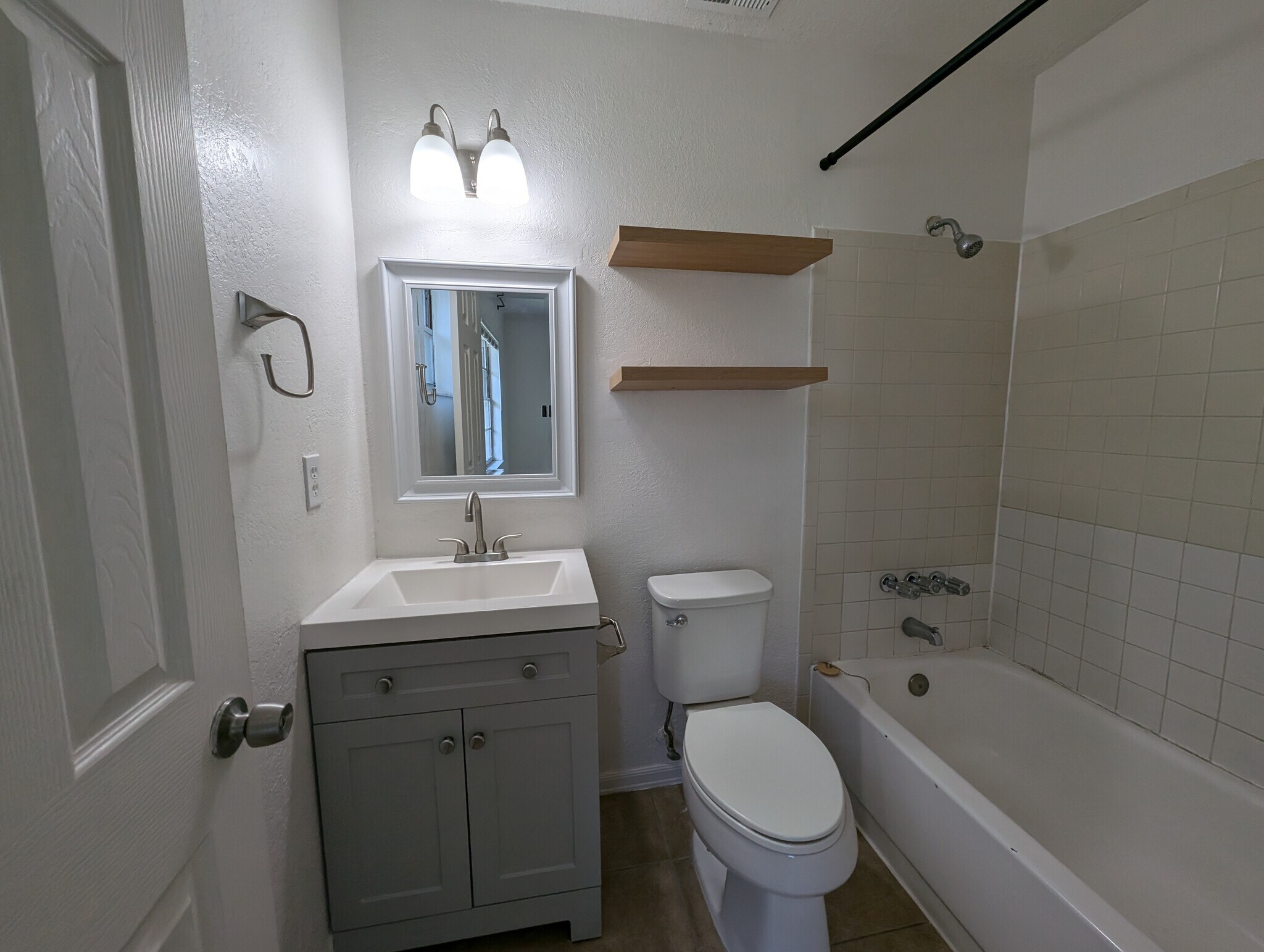 Building Photo - 416 40th St E