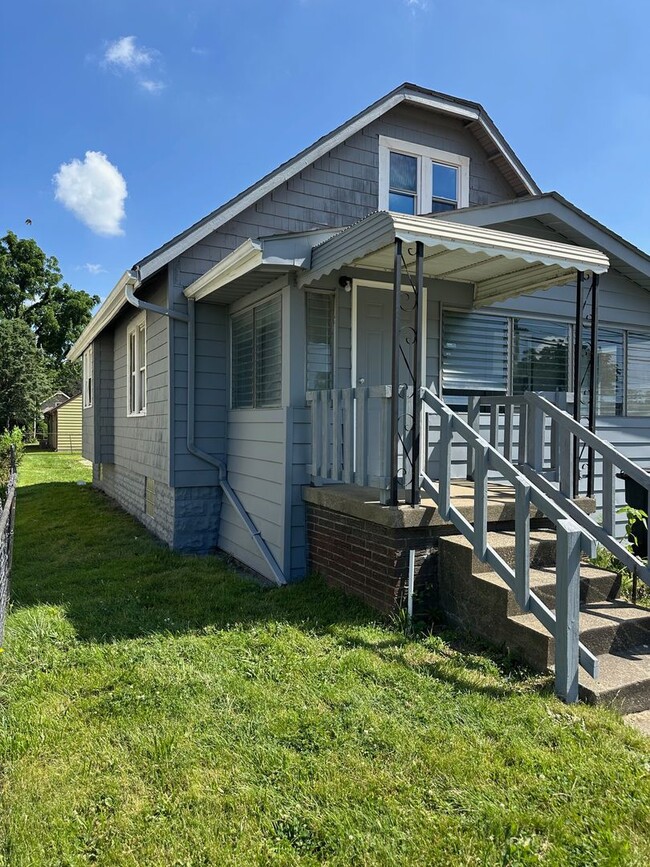 Building Photo - 2 bedroom & 1 bathroom House in Kenmore