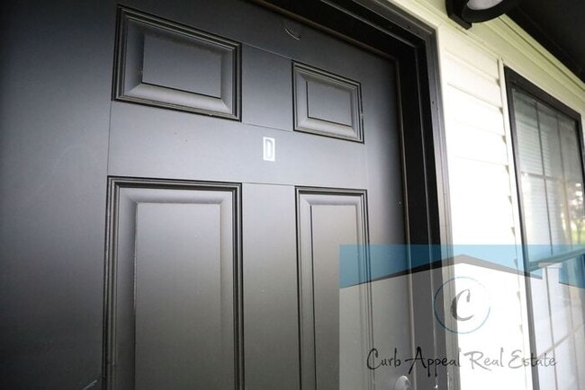 Building Photo - Recently renovated 1 bed, 1 bath apt - washer, dryer and utilities included!! HUD accepted!