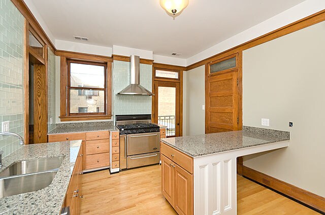 Building Photo - 5825 N Kenmore Ave
