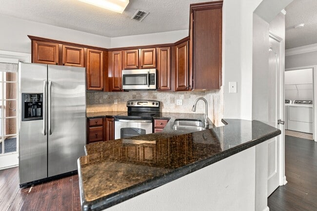 Building Photo - Absolutely Stunning 3 BR/2 BA/2 Car Garage Condo in gorgeous Gated New Tampa resort style community.