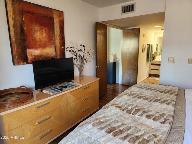Building Photo - 7557 N Dreamy Draw Dr