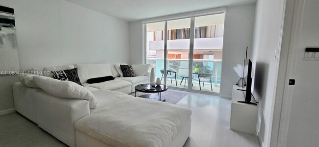 Building Photo - 347 N New River Dr E