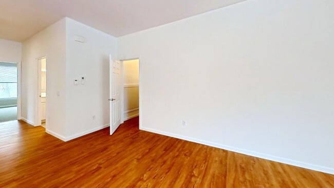 Building Photo - 2 bed, 1 bath apartment with washer and dryer included (85 Griffin Ln #102)