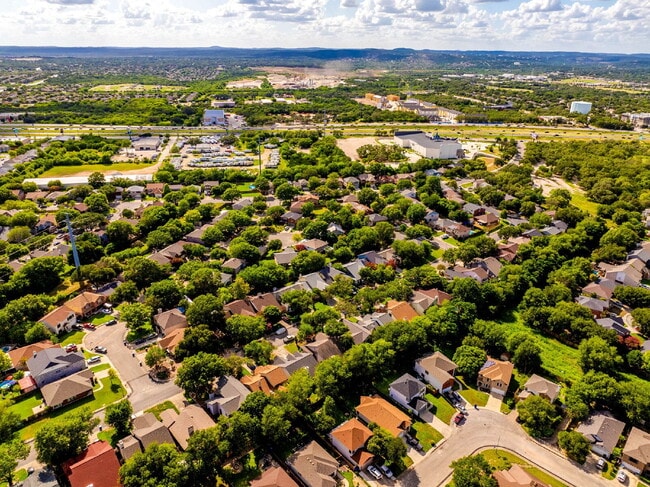 Building Photo - Spacious 4-Bedroom Rental in Autumn Ridge ...
