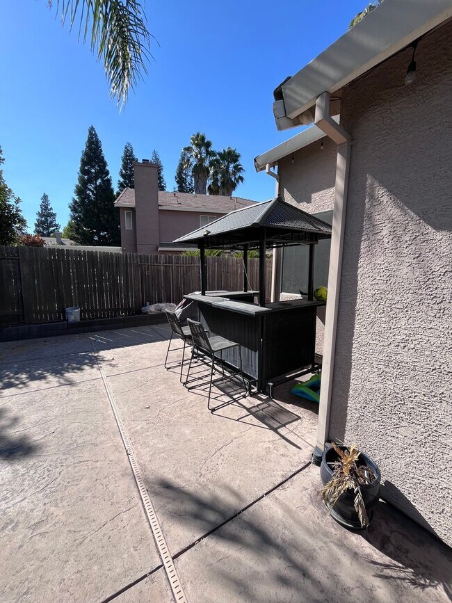 Building Photo - 4 BEDROOM TROPICAL OASIS IN W. ROSEVILLE W...
