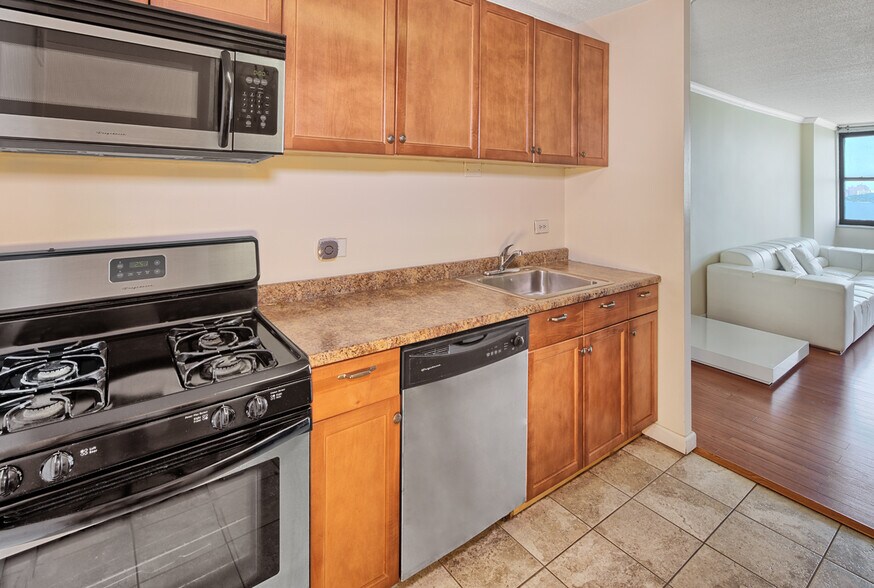 Building Photo - 7002 Boulevard E