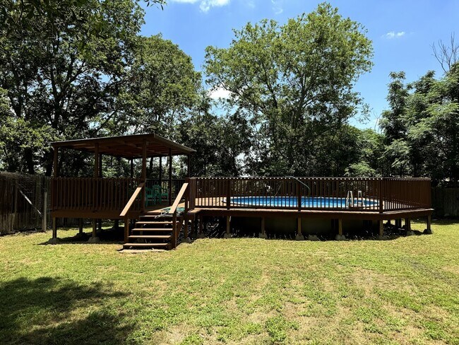 Building Photo - 105 Sky Country Dr