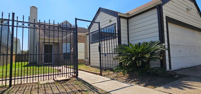 Building Photo - 11841 Spring Grove Dr