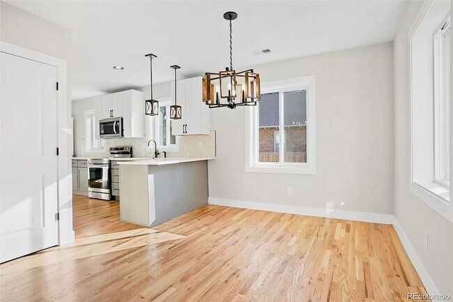 Building Photo - Beautiful 2 Bed 2 Bath With Bonus Living Space in Denver's Clayton Neighborhood