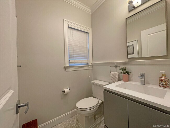 Building Photo - 1019 Grove St