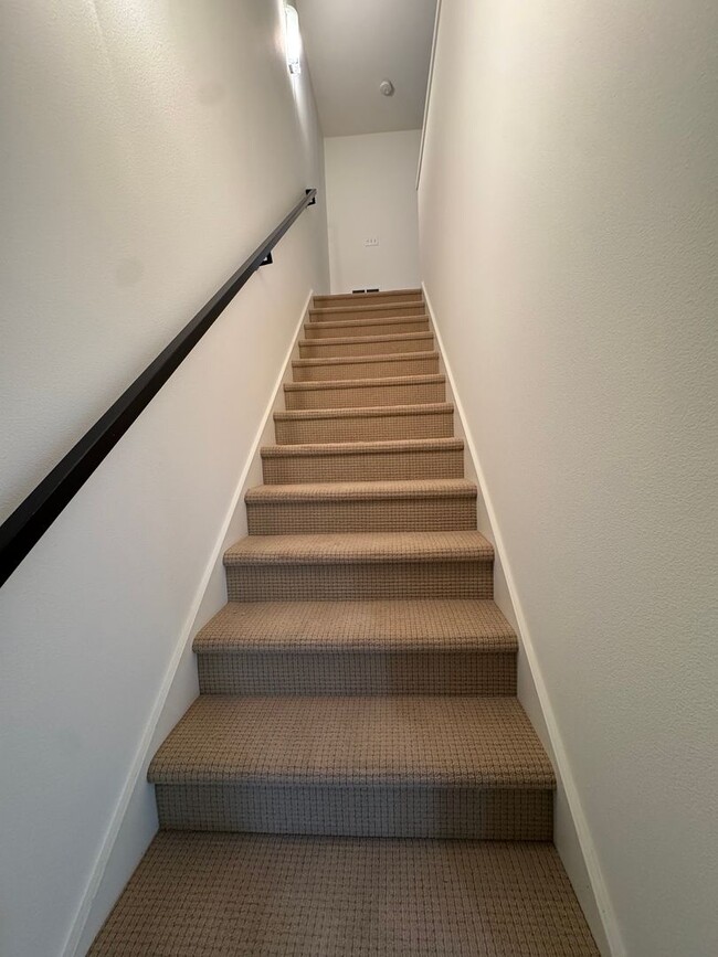 Building Photo - Rare Townhome 2 bed 2 bath in Heart of Bellevue Downtown