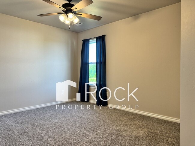 Building Photo - Spacious 3-Bedroom Home with Designer Kitc...