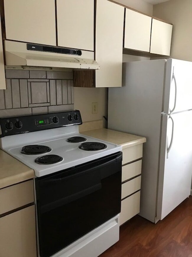 Building Photo - 3 bedroom, 2.5 bathroom townhome: Timber Ridge