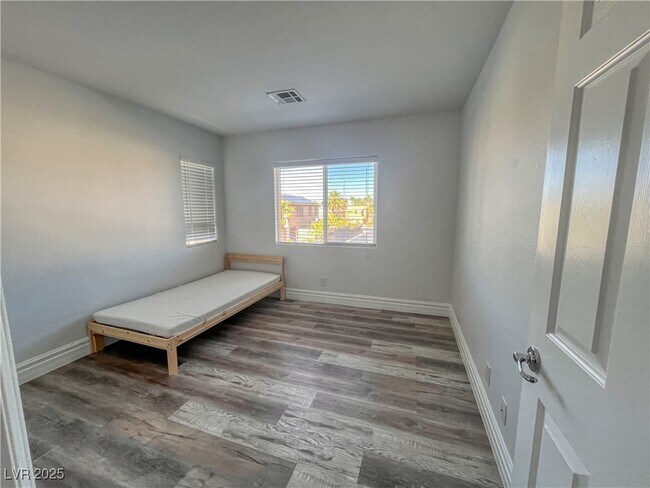 Building Photo - 259 Dogleg Dr