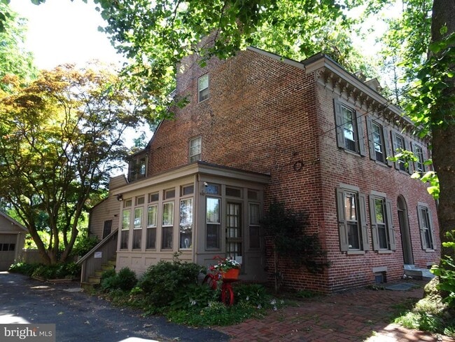 Building Photo - 411 Delaware St