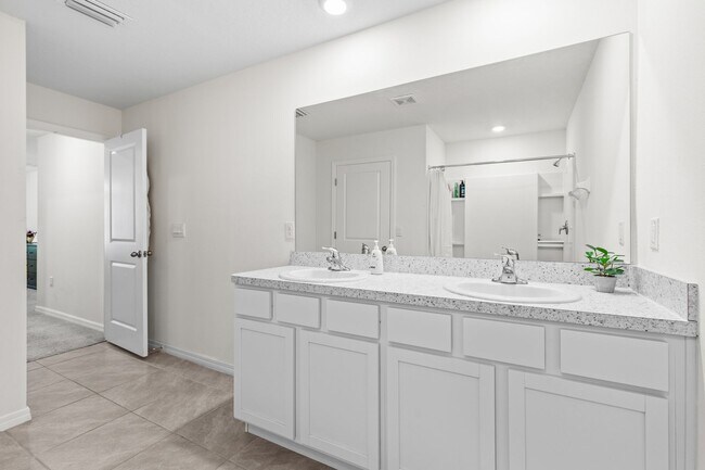 Building Photo - Contemporary Home in Briarwood