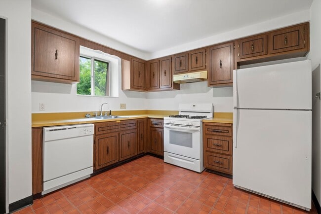 Building Photo - Ready for mid-May, don't miss this SPACIOUS 2-bedroom in the heart of Crafton!