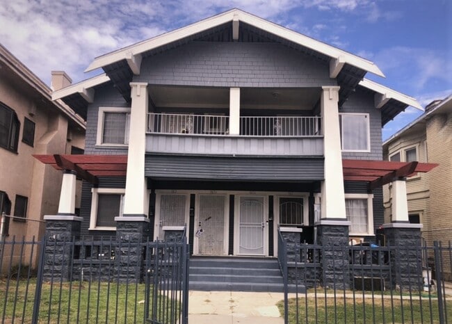 Building Photo - 961 W 42nd St