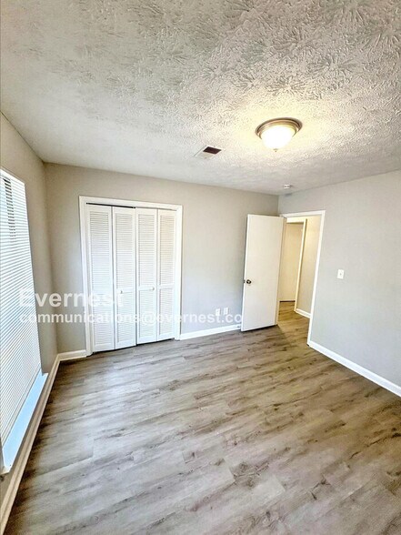 Building Photo - 8572 Glenwoods Dr