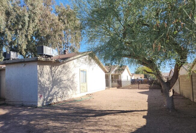 Building Photo - MARVELOUS TWO BEDROOMS AND ONE BATHROOM AV...
